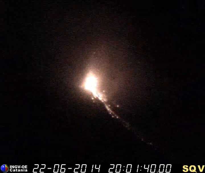 Attività esplosiva prodotta da una bocca eruttiva dell'area settentrionale ripresa dalla telecamera visibile di sorveglianza, quota 400m (Fonte Ingv)