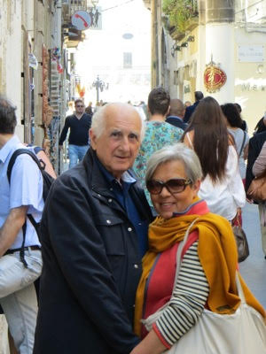 Il poeta Raffaele Pisani con la moglie.