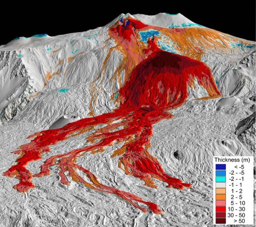 Figura 1 - Vista prospettica 3D dell'Etna che mostra lo spessore dei depositi (per lo più colate di lava) emessi tra il 2007 e il 2010 calcolati dalla differenze di DEM LIDAR successivi. I DEM sorgente hanno una risoluzione di 1 m. Il punto di vista ha un azimut di 105° e un angolo di elevazione di 15°. Elaborazione grafica: INGV Pisa.
