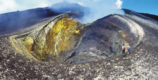 Figura 3 – Cratere posto lungo la fessura eruttiva dell’eruzione del 2008-2009. Foto: Boris Behncke.
