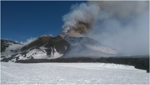 Il Cratere di Sud-Est dell'Etna in eruzione e la colata lavica da esso scaturita nel corso dell'intensa attività esplosiva iniziata nel tardo pomeriggio del 27 febbraio