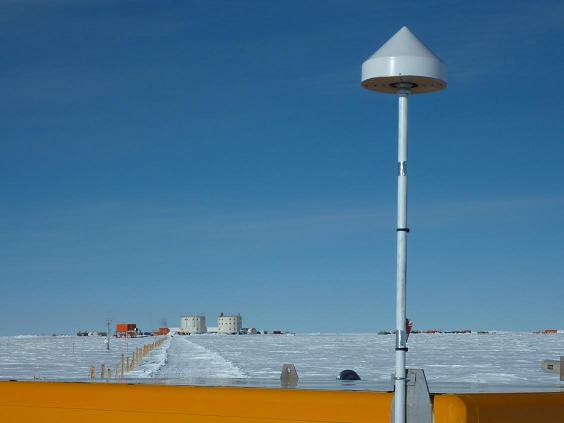 Altra installazione dei ricevitori GNSS per studi ionosferici effettuate dall'INGV presso la stazione Concordia sul plateau antartico. Foto del Programma Nazionale di Ricerca in Antartide