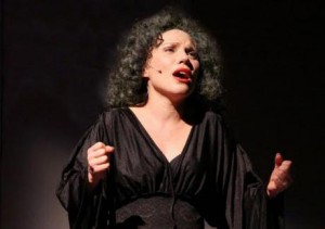 Daniela Fiorentino mentre interpreta Edith Piaf