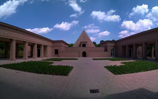 La piramide di FMR svetta al centro di un'area ancora in costruzione