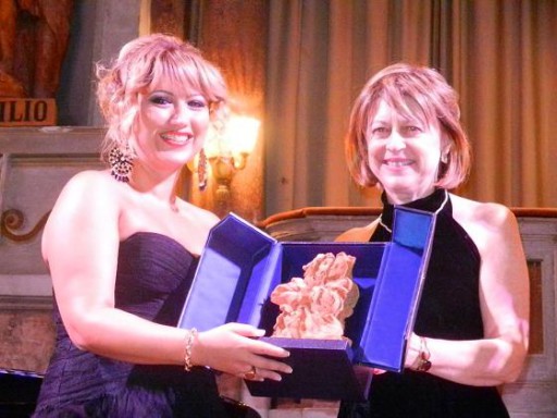 Desirée Rancatore riceve il premio da Gaia Verdi