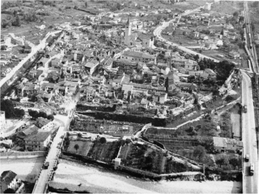 Veduta aerea delle rovine di Venzone (UD) [foto Diego Molin] 