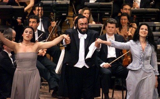 Carmela Remigio (a sinistra) e Angela Georgiou al concerto per i quarant'anni di carriera di Luciano Pavarotti a Modena nel 2001