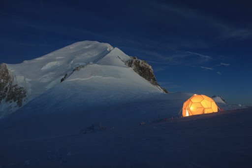 Tenda di Carotaggio presso il Col du Dome con vista sulla vetta del Monte Bianco. JOURDAIN, Bruno/CNRS Photothèque