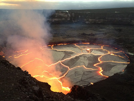 Lago di lava all’interno del cratere sommitale del Kīlauea Credit: USGS 