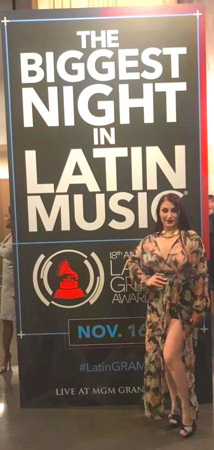 Viola Emmanuela ceccarini at the entrance of the Latin Grammys