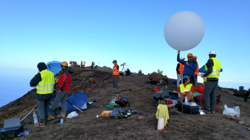 preparazione al lancio di pallone per studio del campo elettrico sulla vetta del vulcano Stromboli (credits: HPHT lab INGV) 