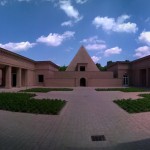 La piramide di FMR svetta al centro di un’area ancora in costruzione