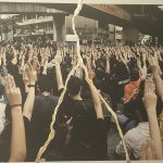saluto di manifestanti 3dita