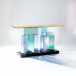 CONSOLE SPARKLING, piano in ottone lucidato e verniciato con vetro iridescente e marmo belga di Hervé Van Der Straeten