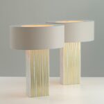 LAMPE HEMERA, marmo di Carrara con intarsi di bastoncini di ottone lucidato oro o argento, paralume in tessuto grigio di Hervé Van Der Straeten