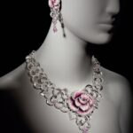 The classic face of the mannequin enhances the jewels