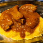 Polenta-al-sugo-con-spuntature-e-salsicce-